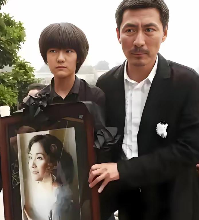 2005年，张子健拍完戏回家，妻子李婷突然对他说：“我们离婚吧”。张子健懵了：