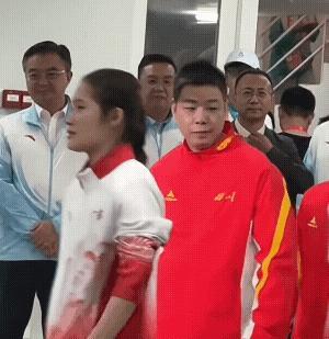 没想到四川教练也是全红婵粉丝。在排队进场时，在一边等待的四川教练眼睛一直盯着