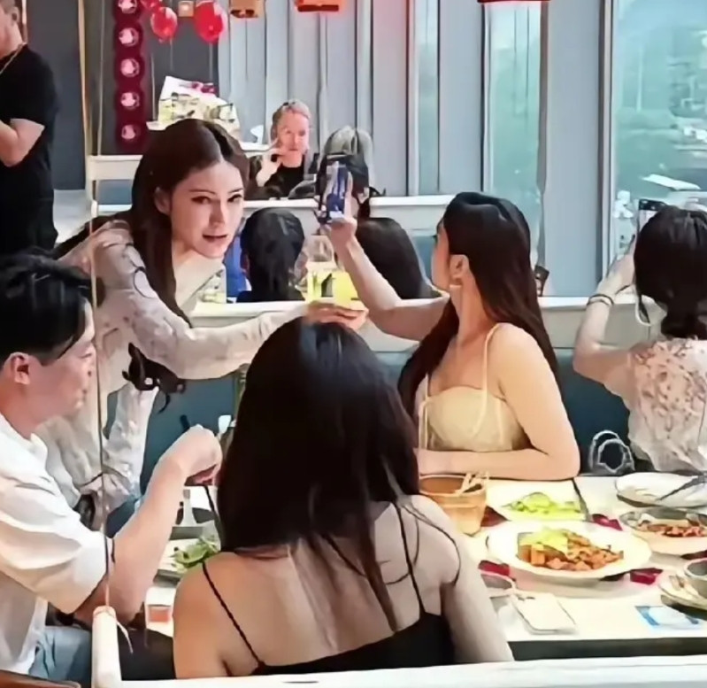 马筱梅精力是真好！昨天大婚忙了一天！今天中午又设宴送别来自湾湾的朋友闺蜜，笑容