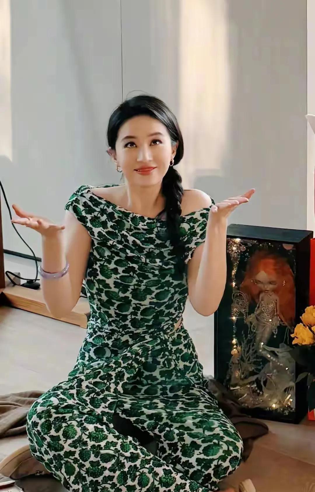 刘亦菲庆祝38岁生日，保养的非常好，依旧有少女感，昂贵玉镯非常吸睛，同龄的很多女