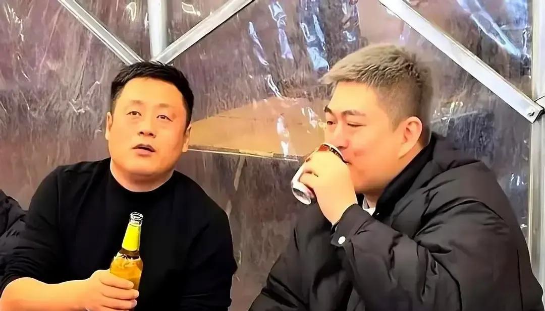 饭局上，这年轻人安静坐着，居然成了头条新闻。赵本山儿子赵一涵，被拍到在长辈饭局