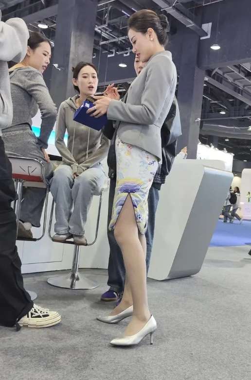 这位大姐，别人都穿裤子，你不冷吗