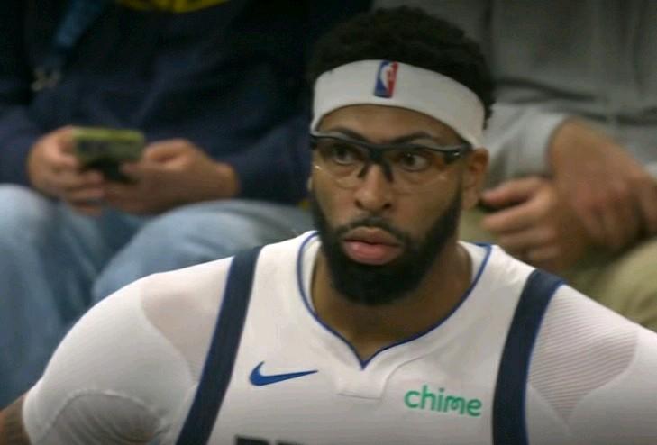 戴维斯超级尴尬一幕诞生了：雷霆主场轻松打爆独行侠迎来14连胜，匪夷所思的是浓