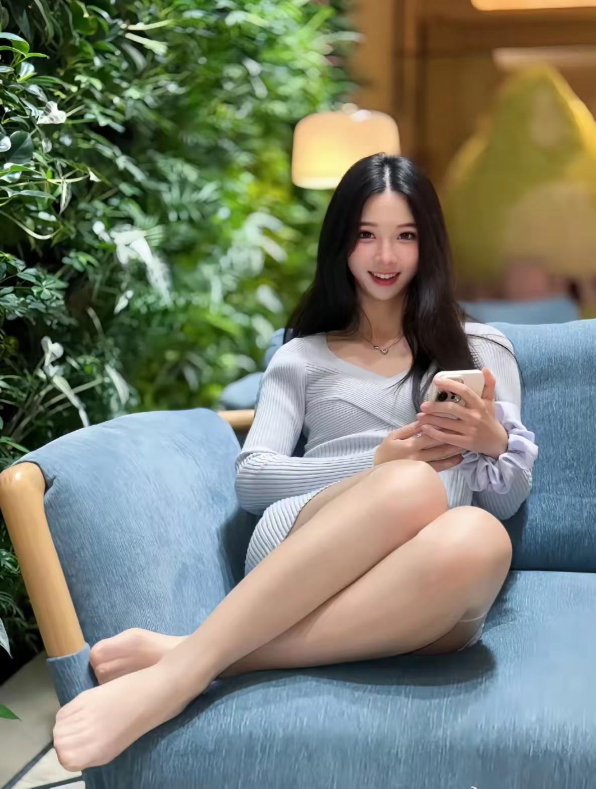 一阵秋风一阵凉，记得添件衣裳。愿你有衣暖身，有人暖心，日子安好顺遂。早晚天凉，