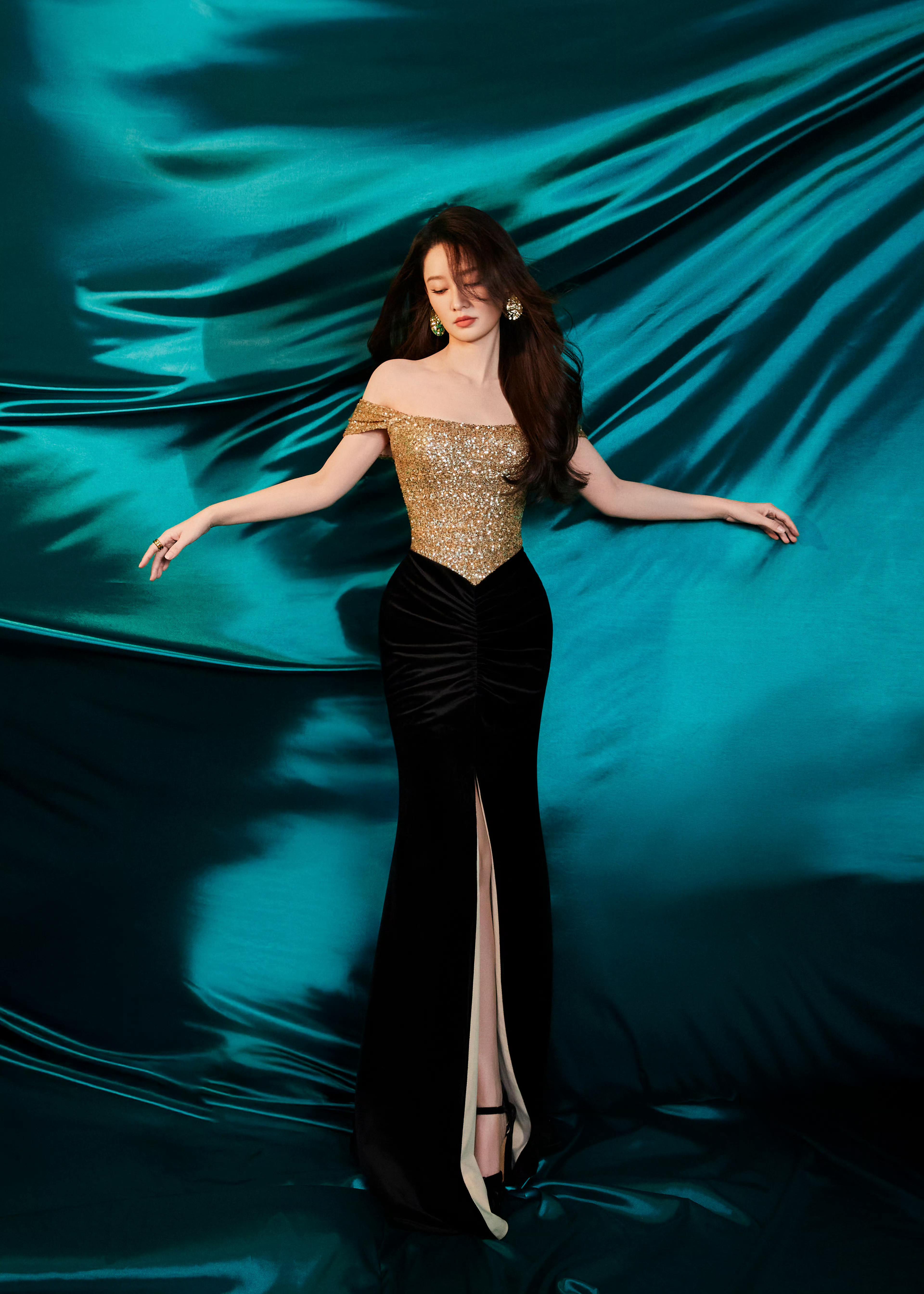 李沁最新物料再次展示吸睛脸