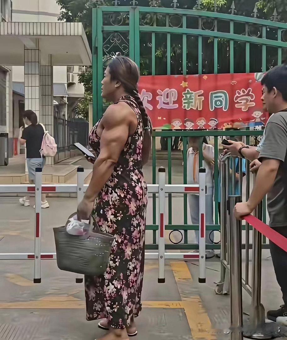 今天放学的时候，我在学校门口等着接孩子，无意间注意到旁边一位等候的家长。搞不