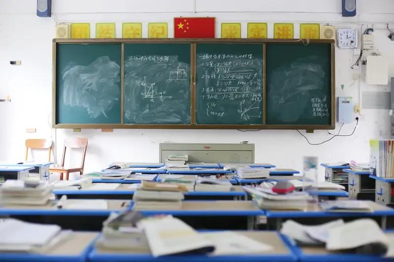 同学眼中的“疯批”老师，其实应该是我们这个群体的英雄。今天，和几个都是教师的同
