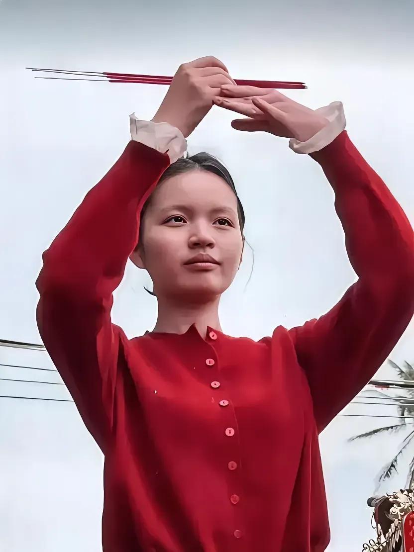 我不羡慕她能被神选中成为乩神，也不眼红她容貌姣好，唯独羡慕她的勇气与胆量。这女