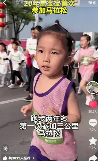 6岁娃徒步380公里赴嵩山，4天走百公里，全网吵翻了8月6日的菏泽街头，太阳