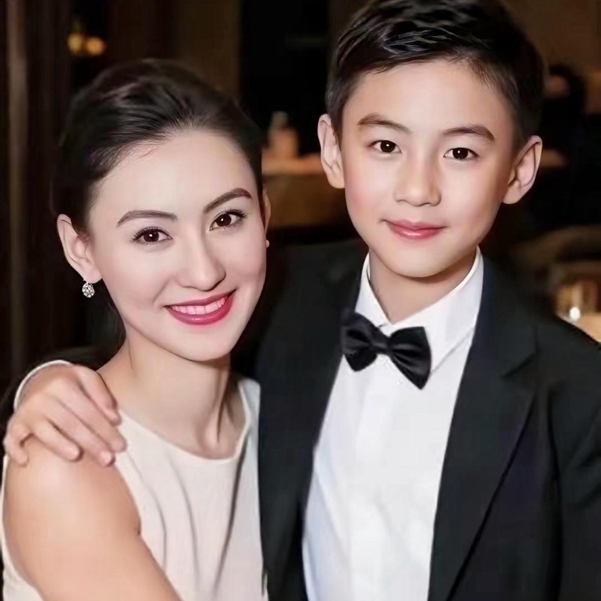 小王子就是张柏芝的护盾，五岁孩子和两个哥哥长得一模一样，高鼻梁、帅侧脸，黑发黑眼