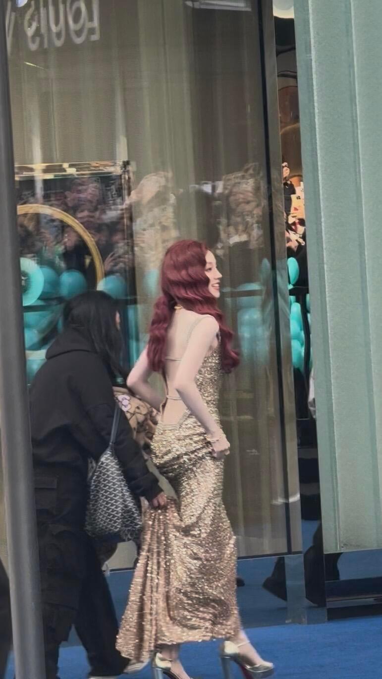 宋雨琦裸背冷不冷啊