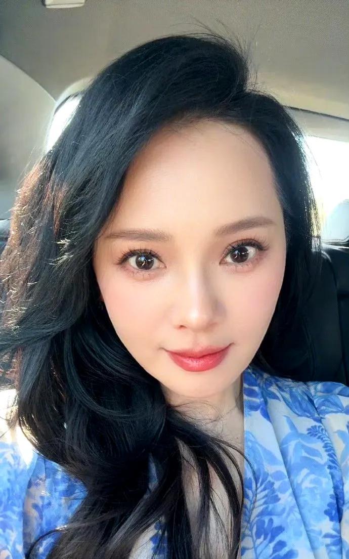 主持人问伊能静：“如果必须孤独地飞往另一个星球，只能带有一往东西，你带什么？”伊