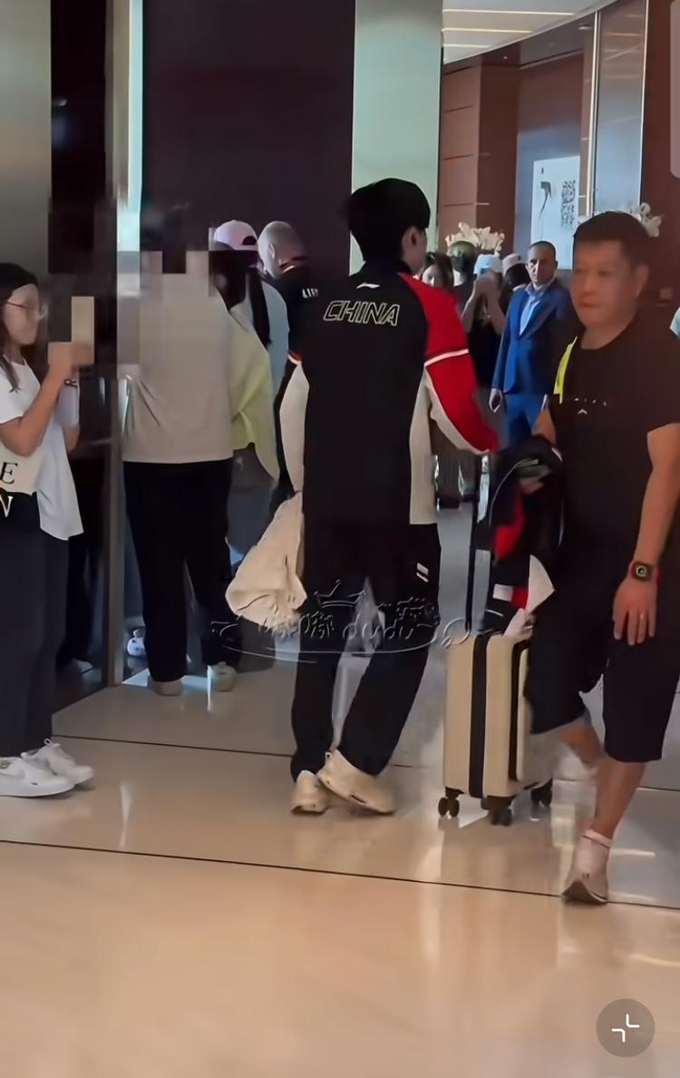 今天这两人又扮演不熟了吗迎面走来连眼神都不给一个今天是小太阳有交待今天是不