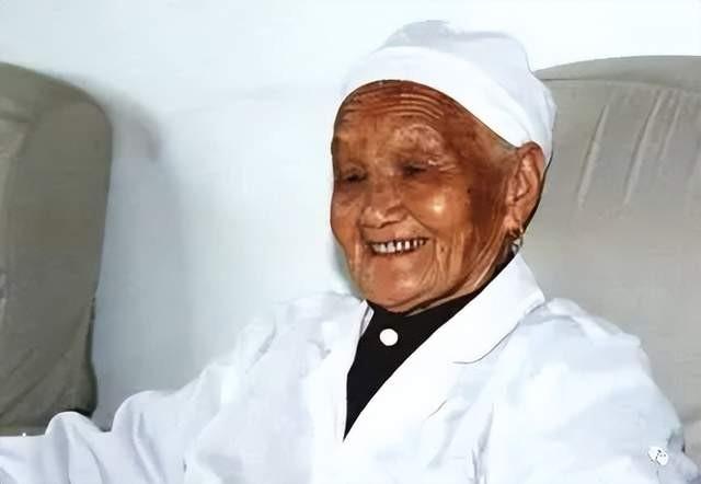 🌞1965年，邓颖超腰部严重扭伤，用了许多方子都不见好转，周总理只好把一位