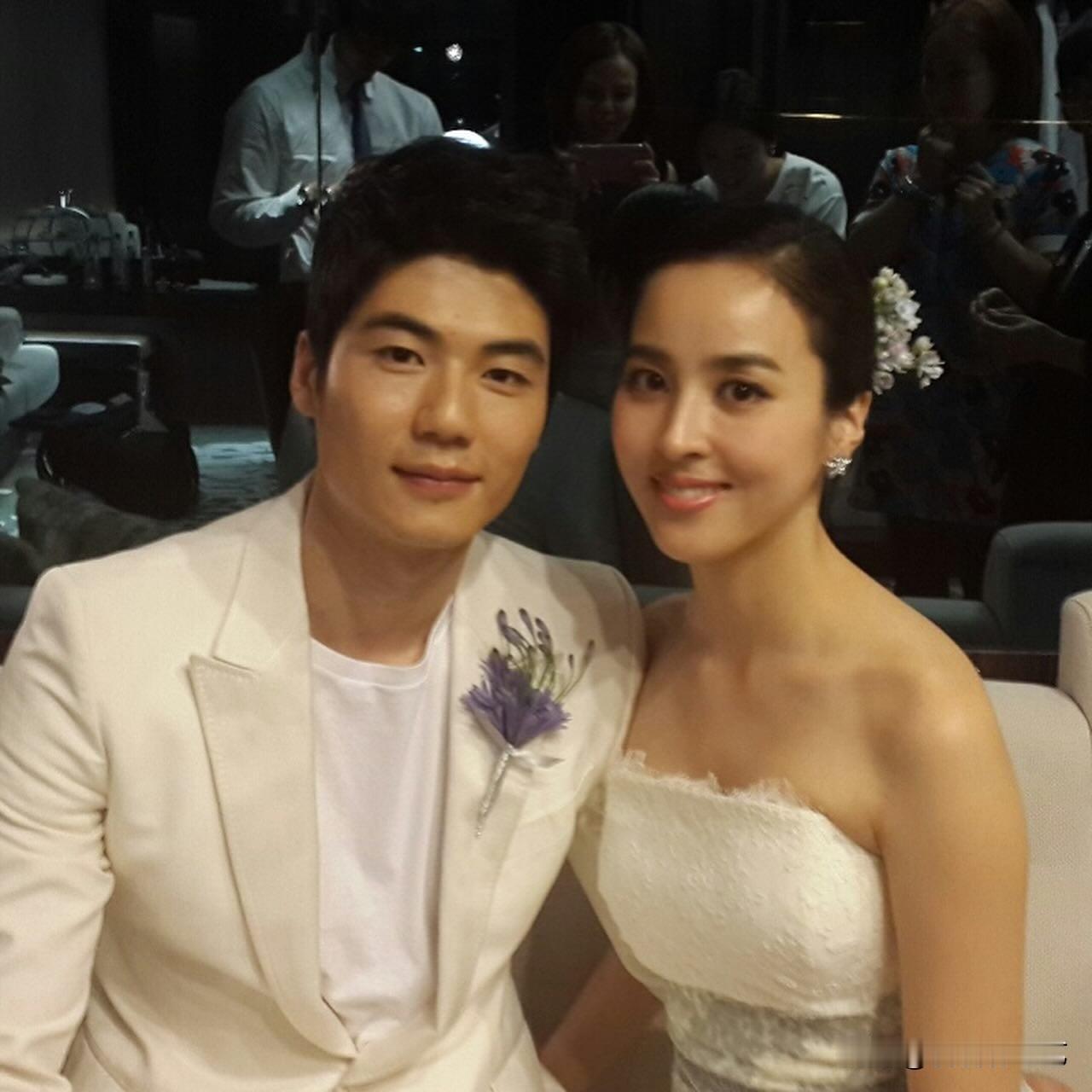1日，演员韩惠珍在Instagram上传了多张照片，并配文“今天是我们的结婚13
