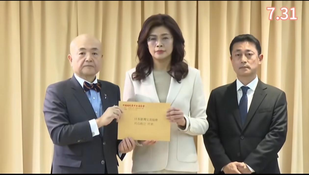 郑丽文前往日本，为熊本地震灾区捐款并致以慰问。她称，要秉持“人饥己饥、人溺己溺”