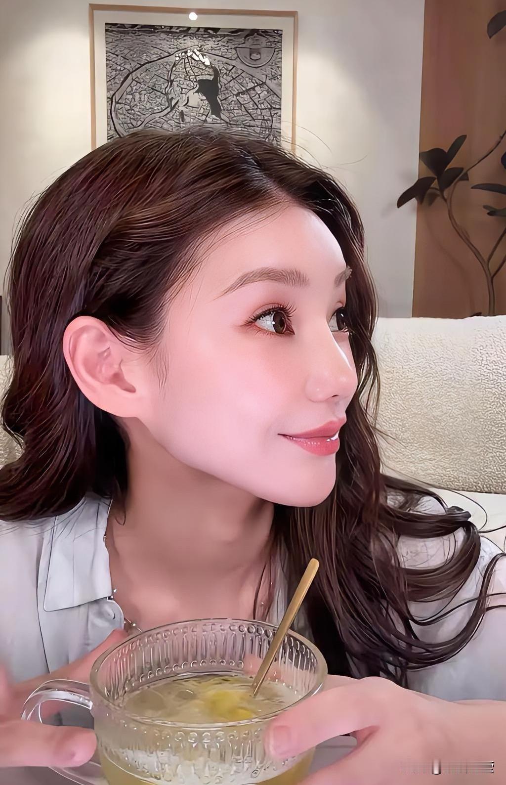 如今再看马筱梅，能明显感受到她身上的变化。每次谈及亲生儿子，她脸上总是笑意满满，