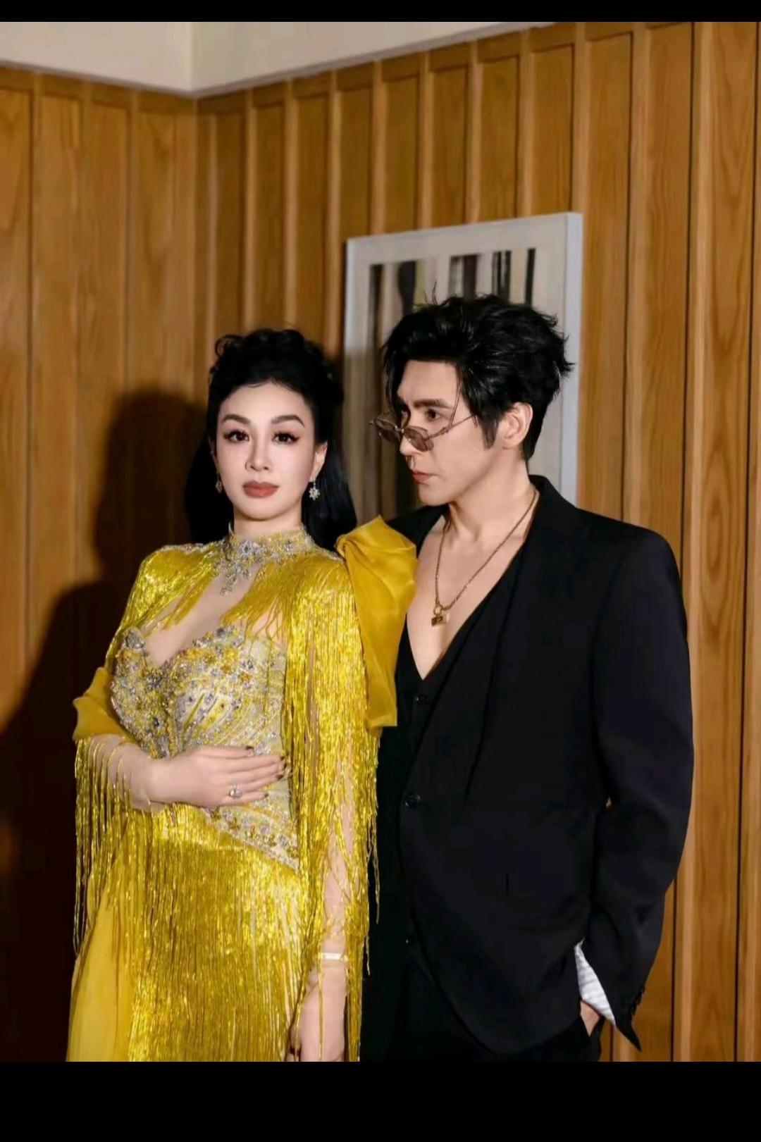 看着是幸福美满，实际处处是遗憾！结婚那么多年，都没能够如他们家的愿望！毕竟人