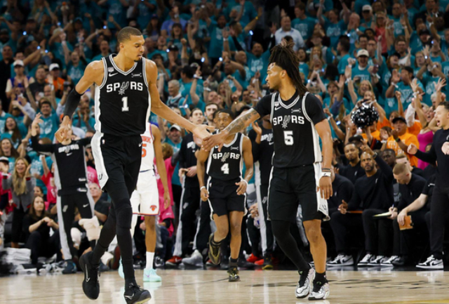 NBA总决赛，尼克斯对阵马刺的G3比赛中，出现了非常奇葩的一幕。科内特看起来真没
