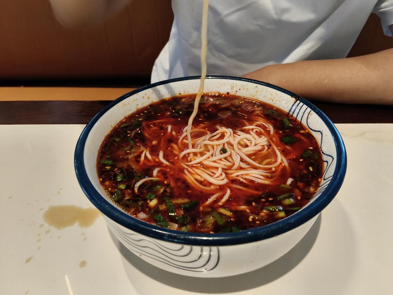 地点:兰州今天是周末大清早就吃了一碗兰州牛肉面,只是单纯的一碗面，没有要菜蛋肉