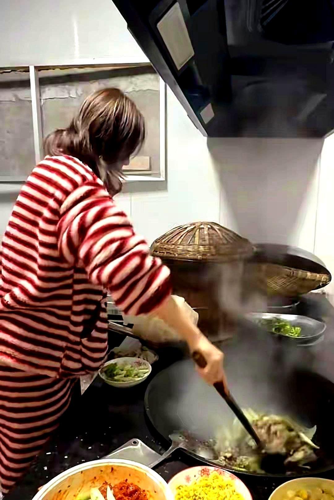 老公欠债4亿，离婚，带娃挤出租屋，这女人凭啥还能笑得出来？你以为她会哭？她