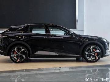 深蓝S7增程版，年轻运动中型SUV。<br /><br />溜背无框车...