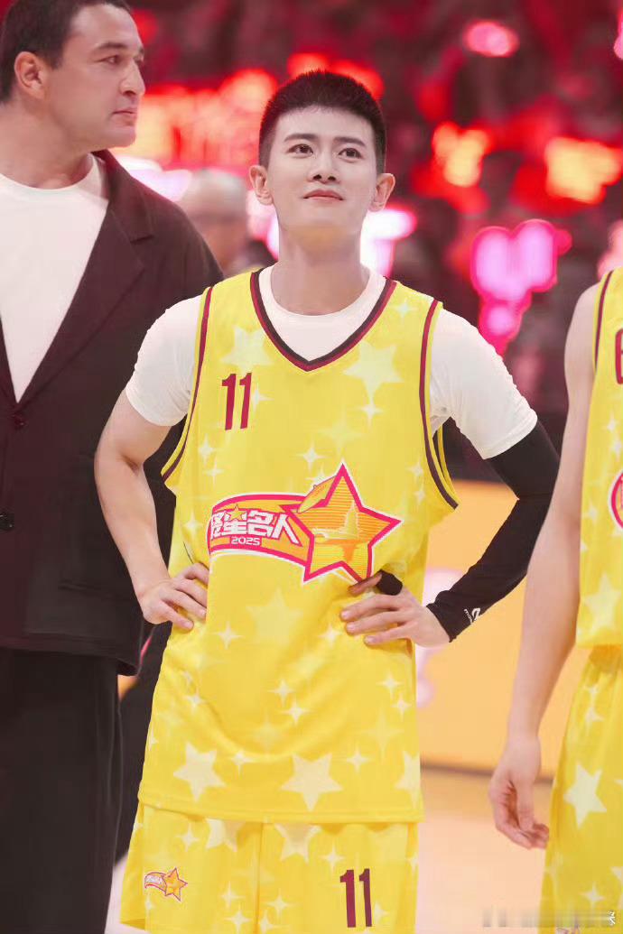 任嘉伦NBA最佳全能艺人奖拿奖超合理！舞台表现力拉满，球场上又超亮眼，全能属性