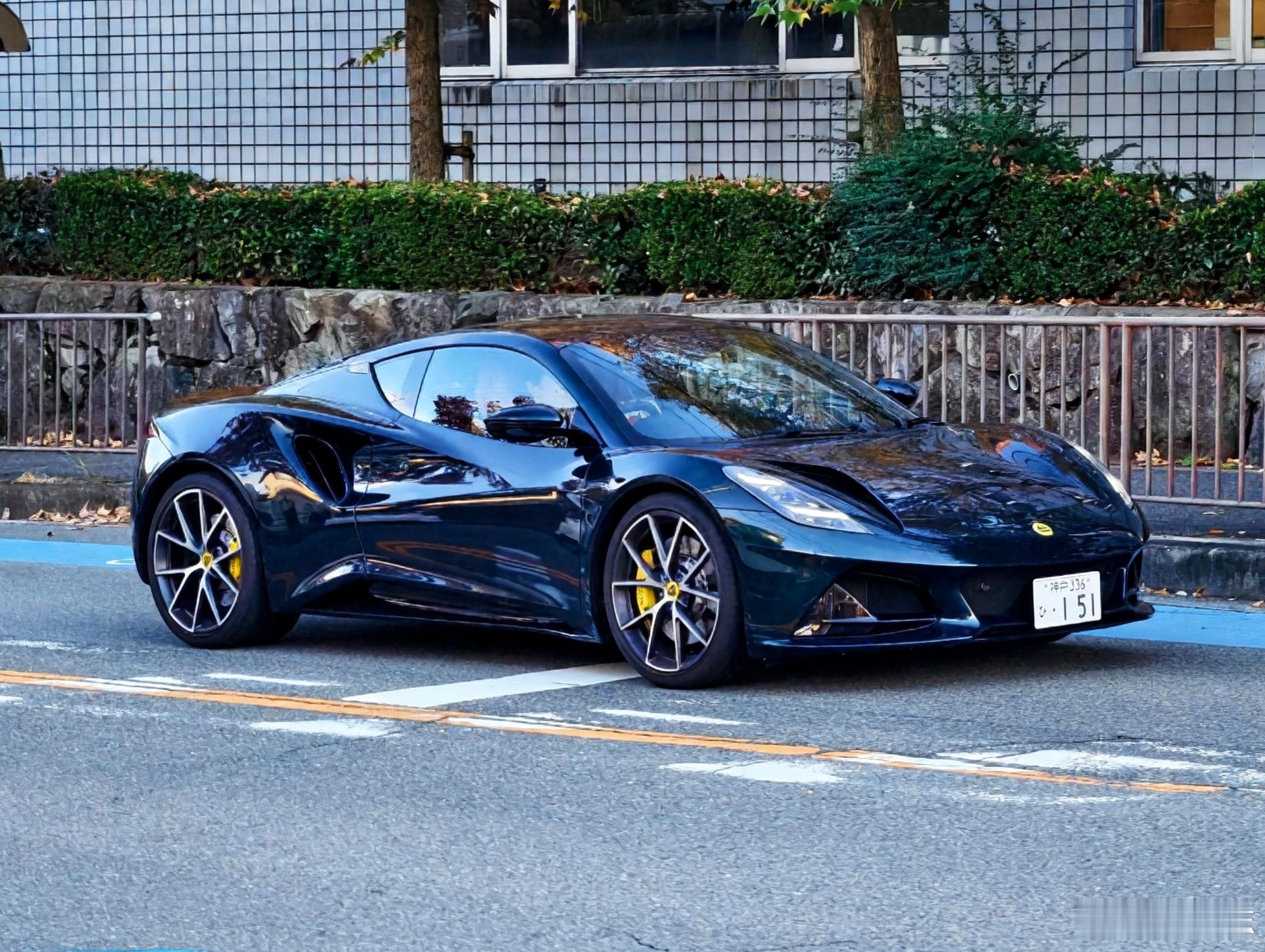 Air销量崩，我一点都不觉得是它的问题。就跟跑车永远卖不过新能源大七座SUV