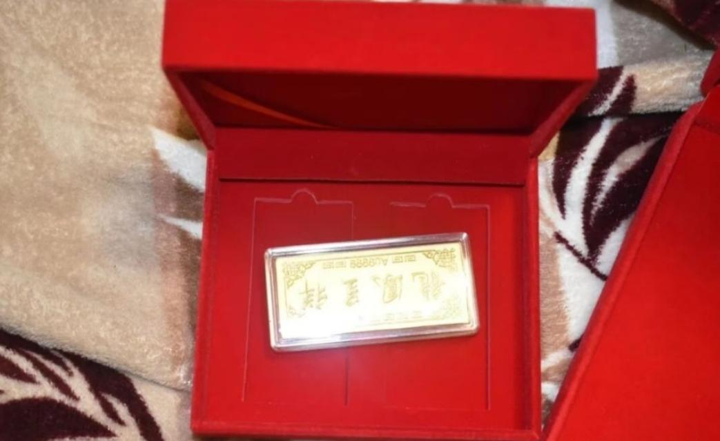 浙江台州，陈先生办完喜宴后清点收到的礼品，打开亲朋送的一个首饰盒后，发现盒子里的