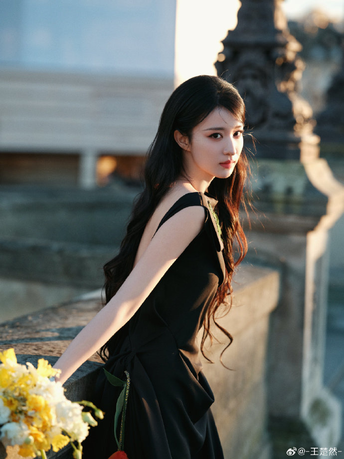 王楚然给巴黎一点东方千金震撼王楚然看秀G社生图状态王楚然看秀G社生图状态，王楚然