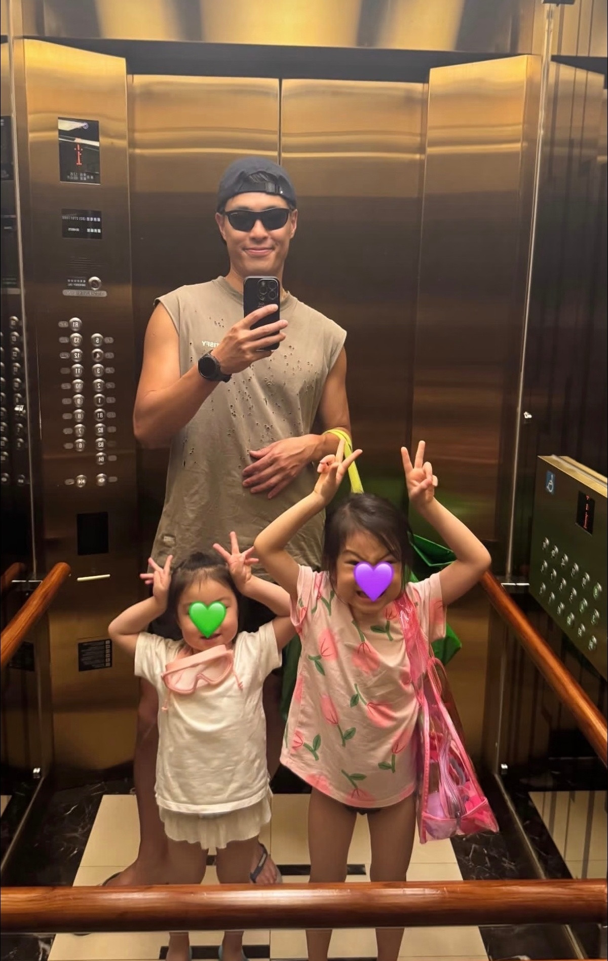 杨祐宁带女儿去游泳。杨祐宁有三个小孩，老大、老二是女生，老三是男生，还不到1岁。