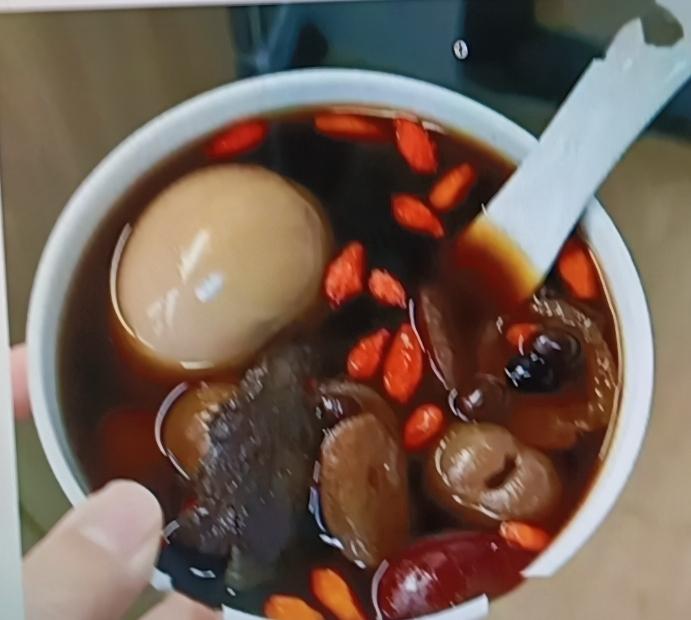 更年期女性想湿润卵巢子宫、让皮肤更光滑，这五样食物可常吃。首先是豆制品，像豆浆