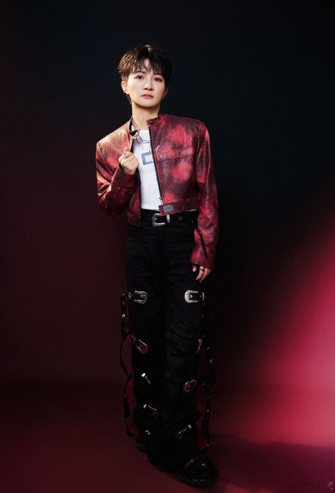 刘宇宁一步走出两个周深谁懂这身高差的萌感！刘宇宁一米九大长腿慢悠悠走，周深得小跑