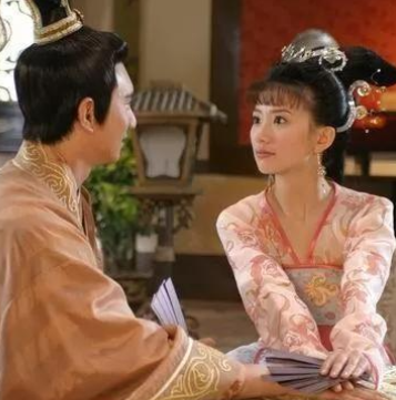 公元976年，宋太宗赵光义在一众太监宫女的帮助下，当众玷污了小周后，并将其画面让