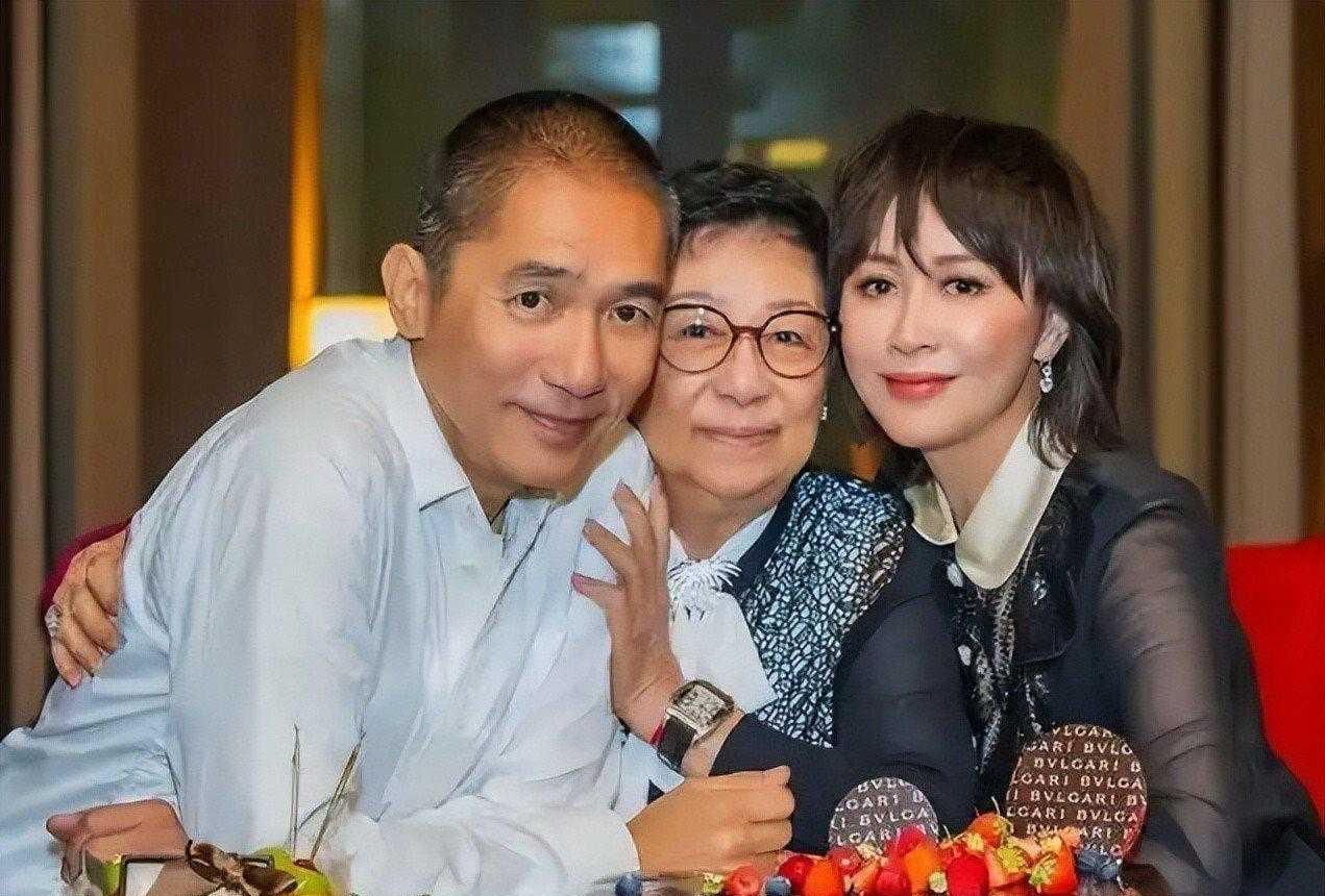 梁朝伟86岁母亲近照，满头黑发戴巨钻，为友人庆生送礼梁朝伟86岁母亲罕见近照曝