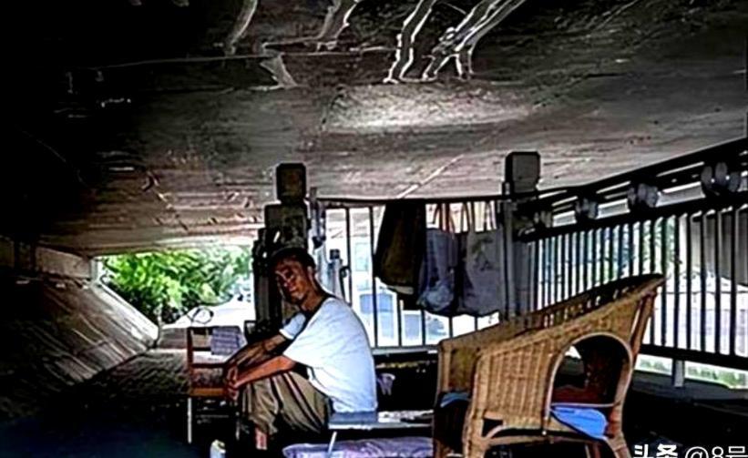 2000年，浙江嘉兴一对贫寒夫妻蜗居桥洞十载，在阴暗潮湿中养育了四个儿女。寒冬里