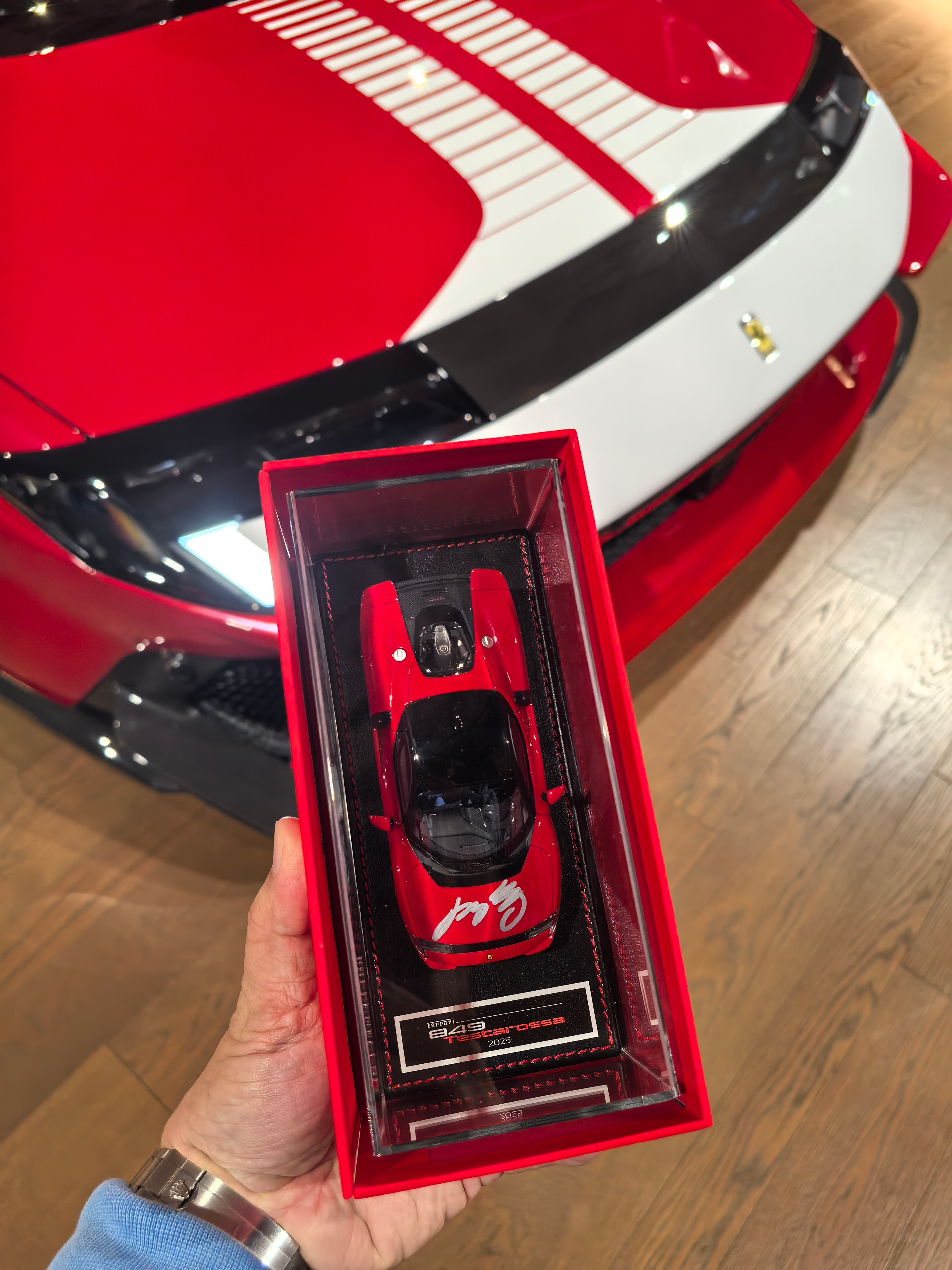 哈哈哈我拿到了周冠宇亲笔签名的法拉利849车模！