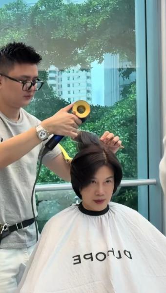 72岁的董明珠，最近去广州一家高级发廊理发了。理发师问董明珠想要什么样的发型，董