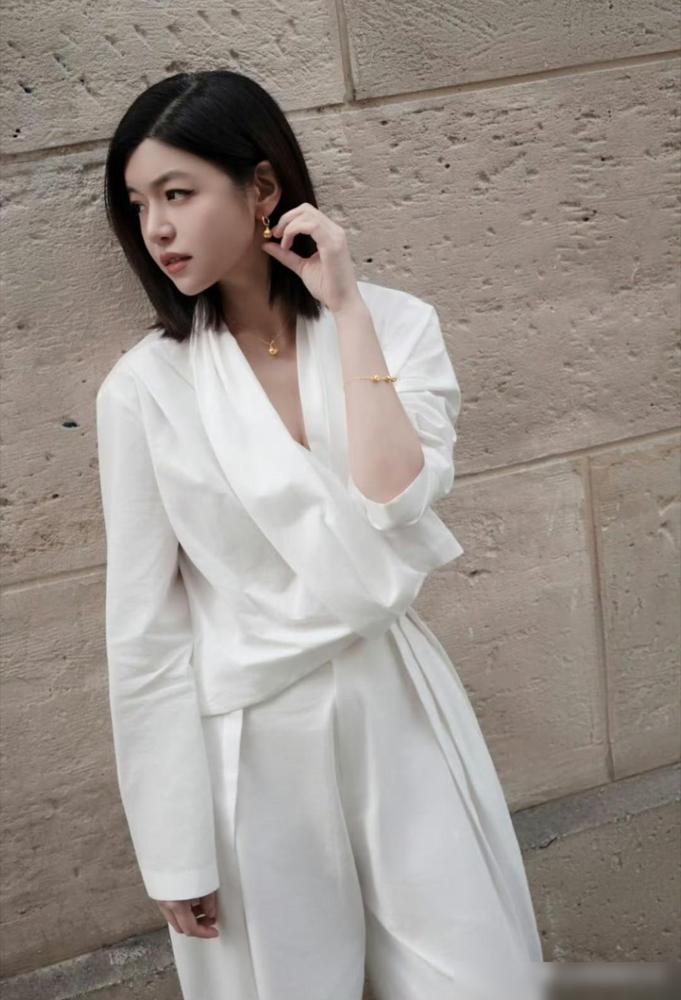 孙俪一直是短发马伊琍也是但是现在陈妍希也开始剪短发了这些名字最近又被