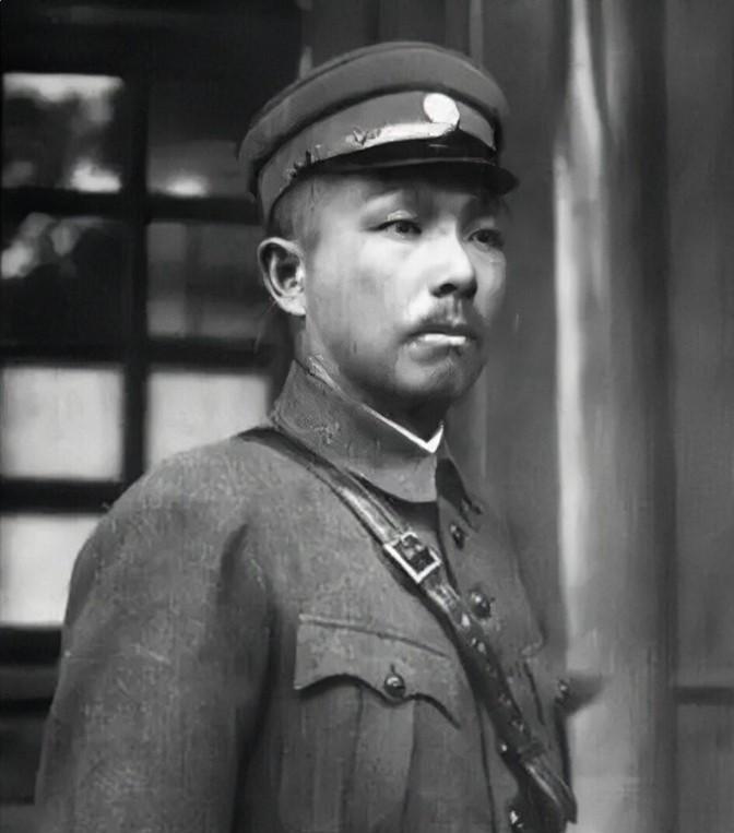 1946年，贵阳召开运动会，国民党上将杨森看一个女学生对着他笑，问：“你父亲是谁