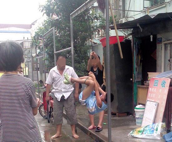 因一小事, 后妈生气怒踢孩子, 爷爷撞见后也踢掉了她肚子里的胎儿
