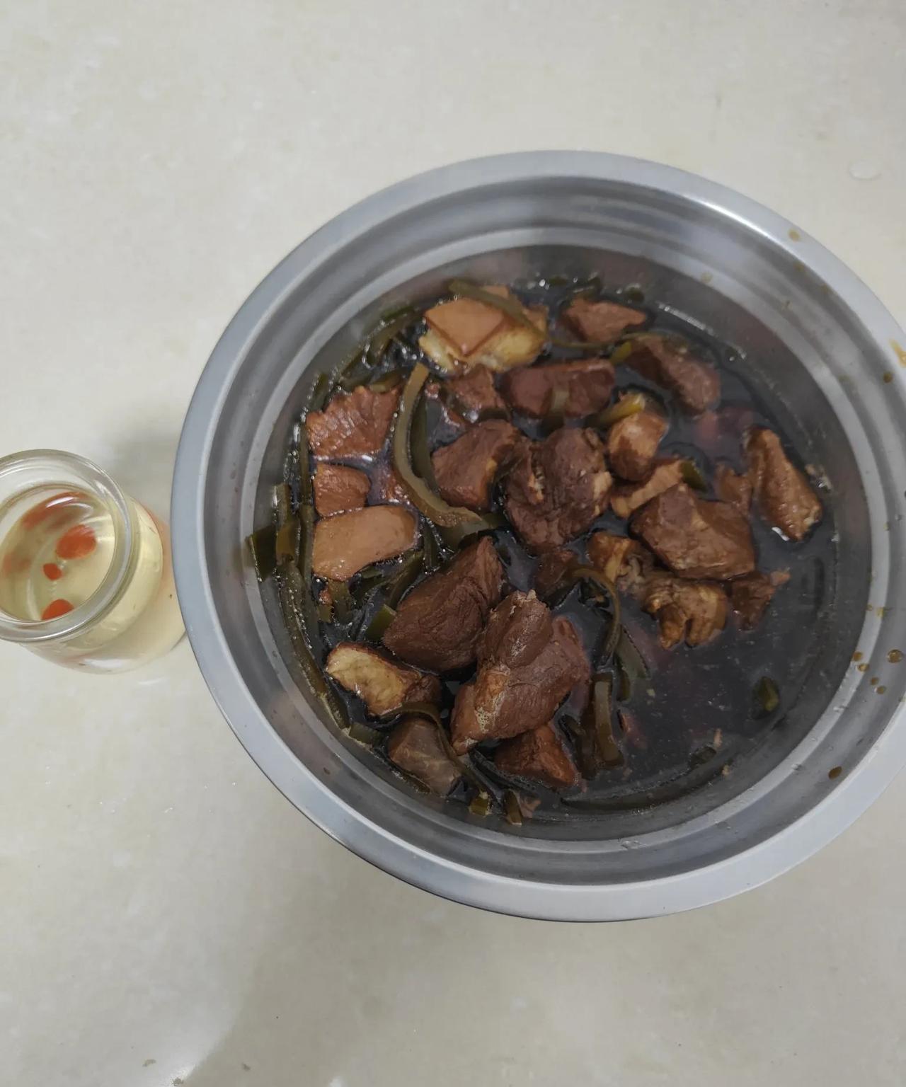 下班啦兄弟们，肉肉炖好了，开喝啊！今晚的下酒菜够硬吧？炖红烧肉。人家炖红烧肉都
