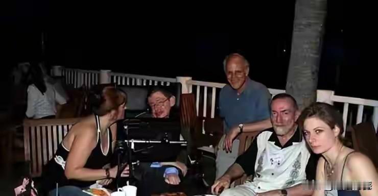 在第一张照片中，有一个人长的有点像霍金，一个这么牛的大科学家，怎么也喜欢到这地方