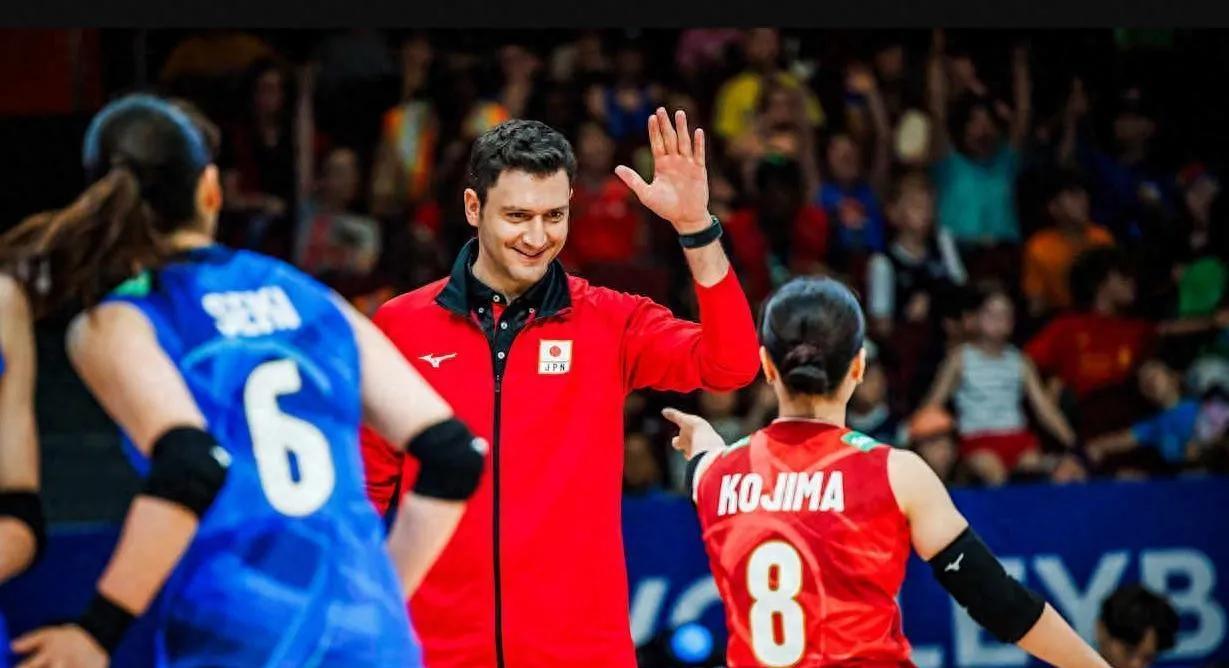 日本女排世联赛3-0狂胜荷兰女排！中国女排要引起重视了！日本女排在经历了换帅后，