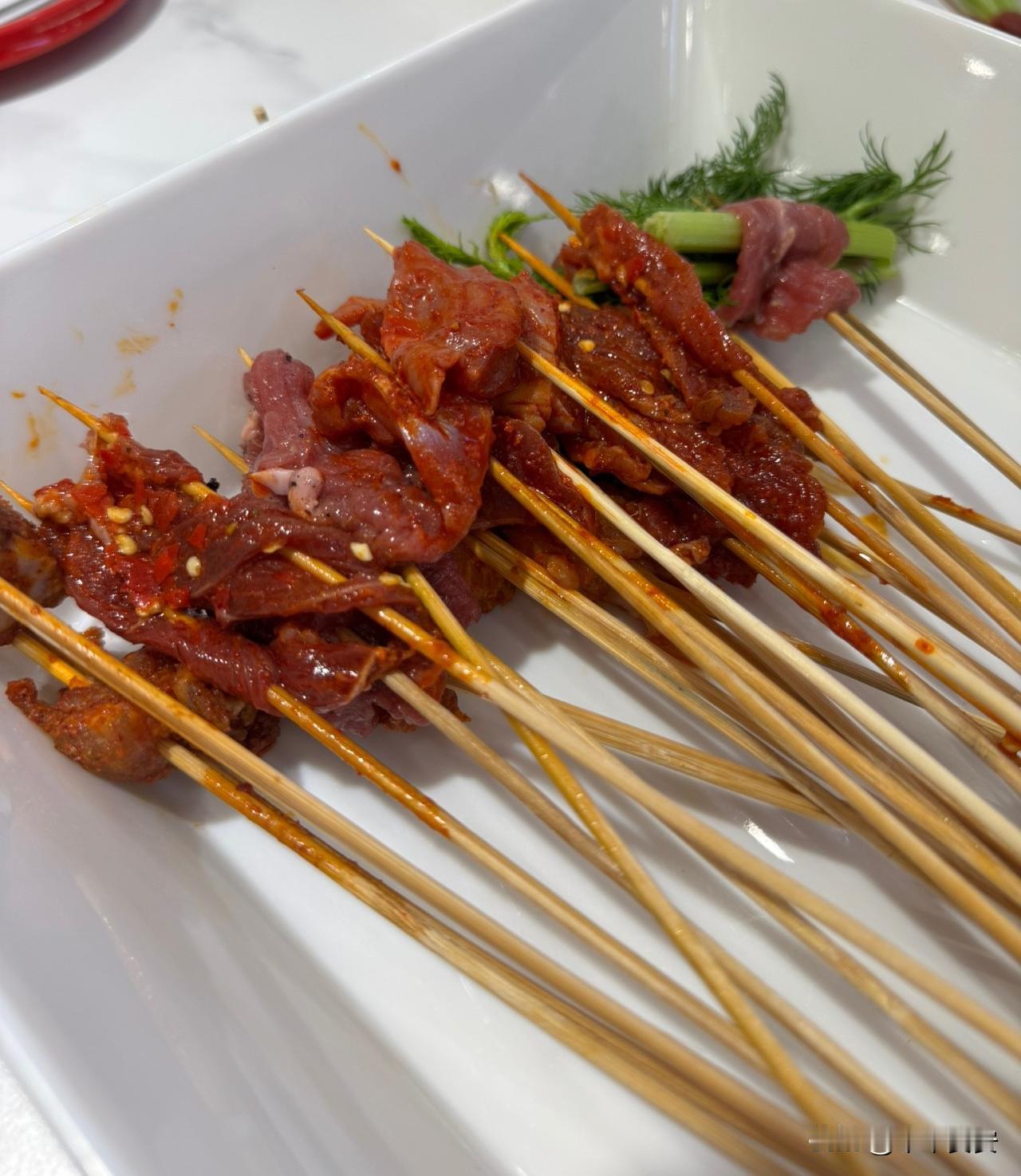 家人们谁懂啊！今天的家庭聚餐，直接被这盘卤串香迷糊了！红油裹着嫩牛肉，芝麻和