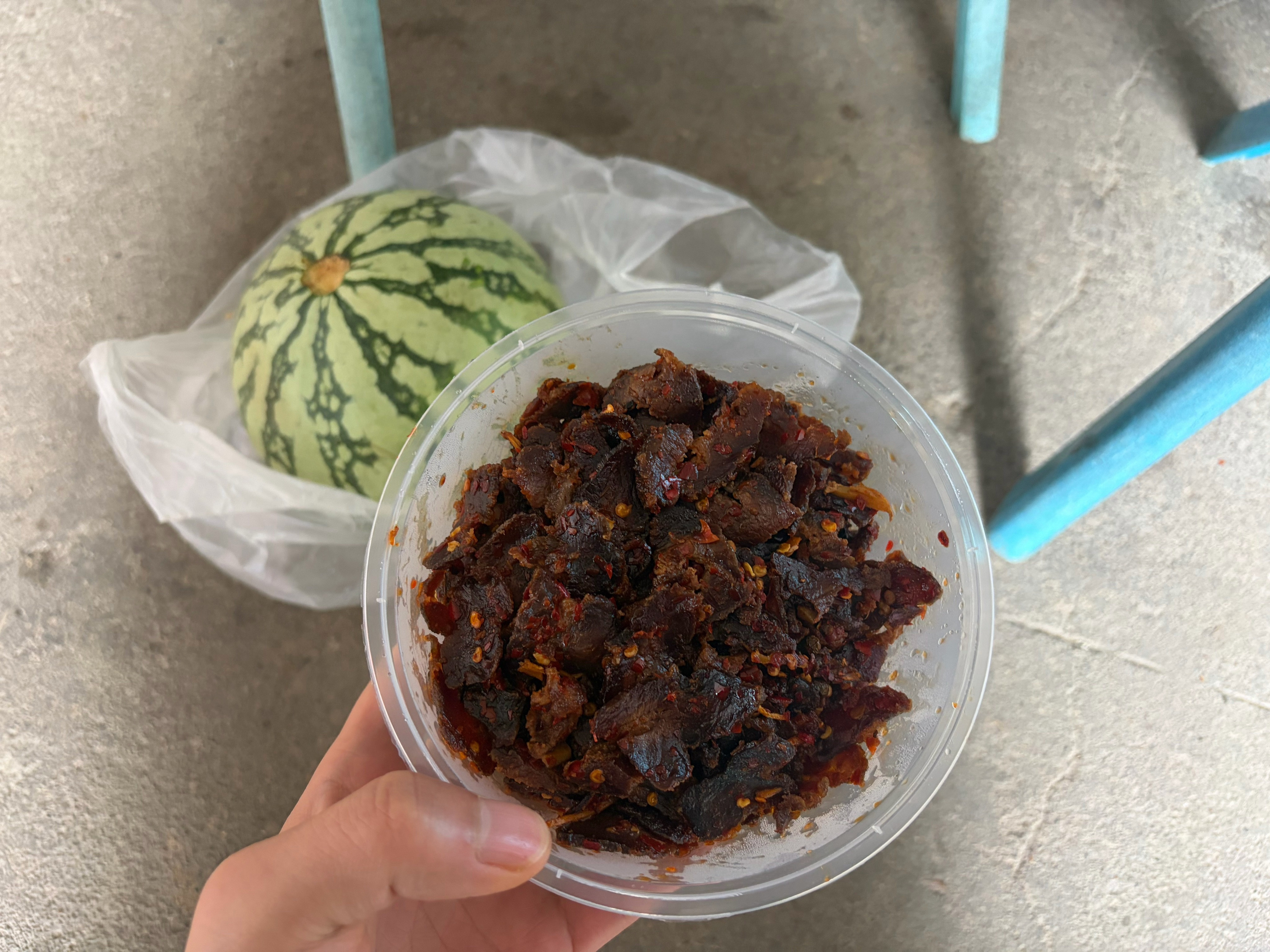 因为跟朋友见面，我妈说现在也没什么带，直接让我炒了碗干牛肉带着走，还去山上摘了个