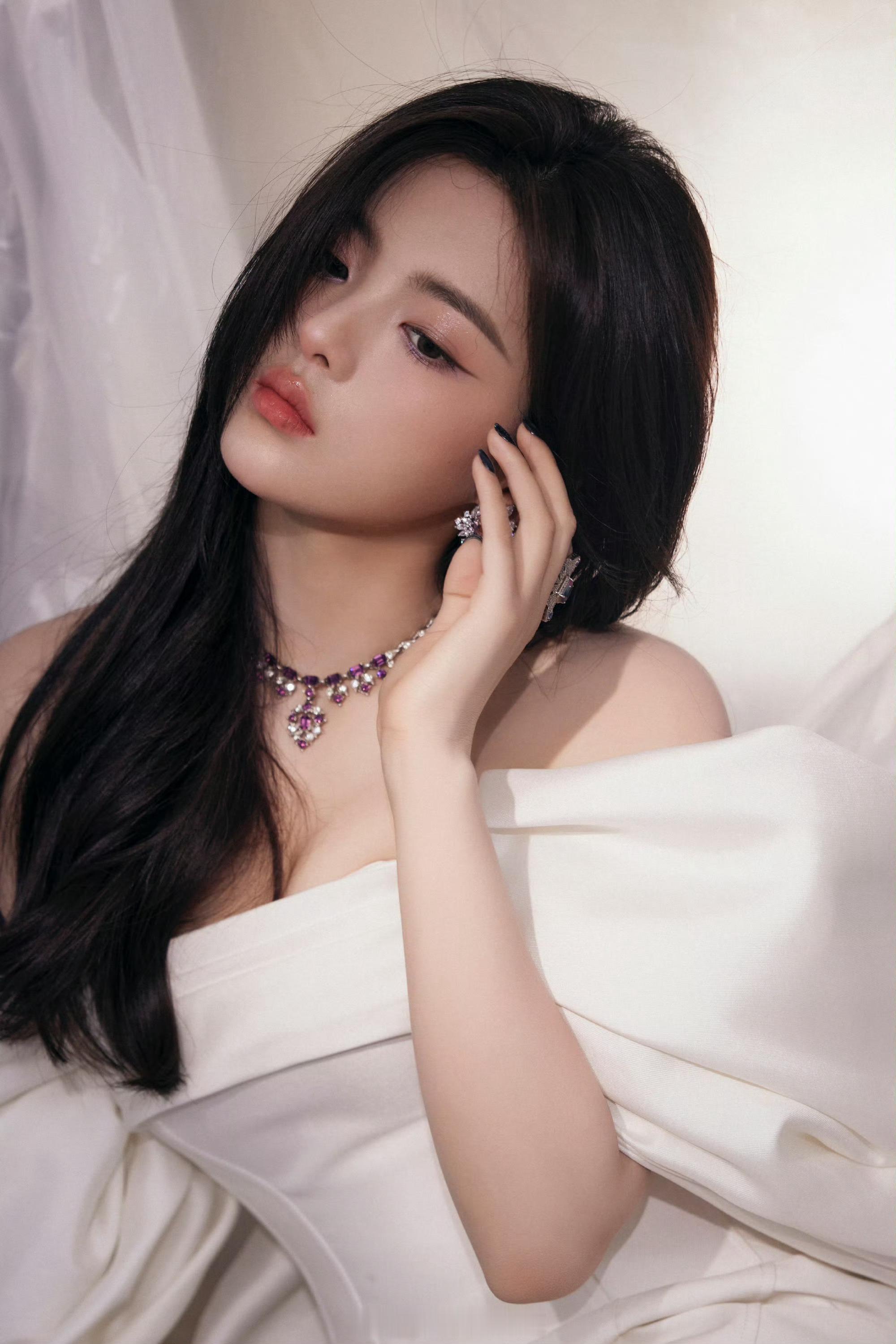 杨超越白色迷人穿搭​​​