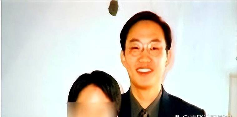 2003年，麻醉医生邱小强趁妻子洗澡之际，向她的咖啡杯中投入了致死量的麻醉剂，妻