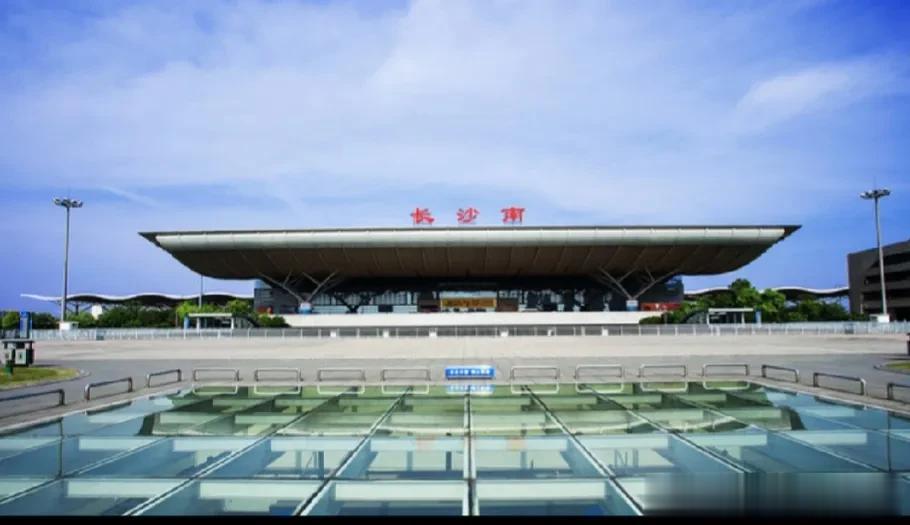 这年头，还会有人将乘高铁当乘公交车的，你说奇葩不奇葩！我的客户去年刚退休，想要