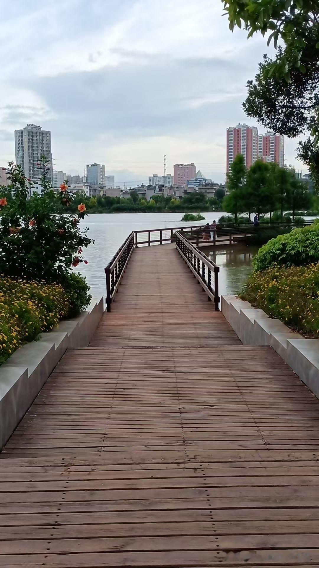 股市里10万资金以下的人，在股市里长期赚钱的概率不到0.1%！为什么？因为对